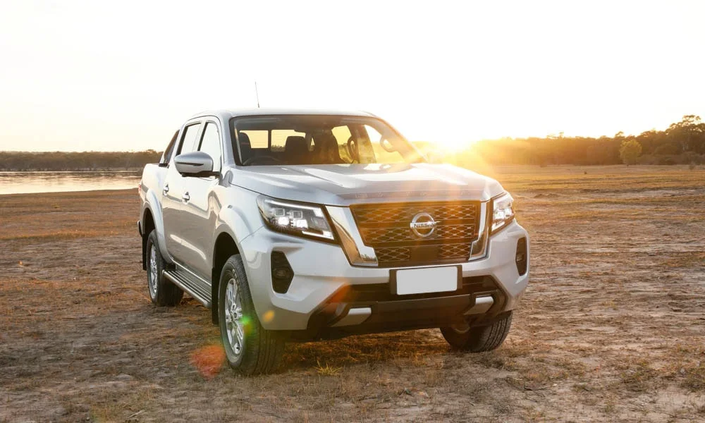 Фото Nissan Navara — вид спереди, фото 7. Кузов в серебристом цвете: рисунок оптики и решётки задаёт узнаваемое «лицо» модели. Дневные ходовые огни включаются автоматически с запуском Nissan Navara — вид спереди, фото 7