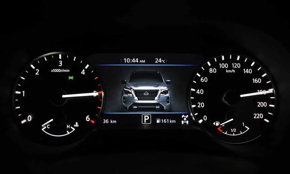 Фото Nissan Navara — приборная панель. Скорость, запас хода и подсказки ассистентов перед глазами Nissan Navara — приборная панель