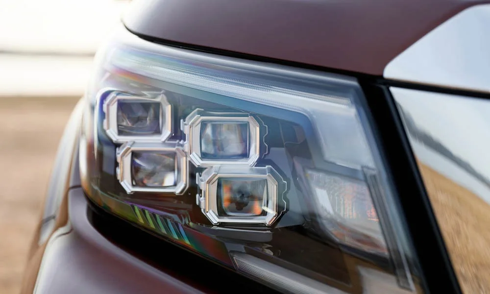Фото Nissan Navara — передняя оптика. Фара вблизи — самый детализированный элемент экстерьера Nissan Navara — передняя оптика