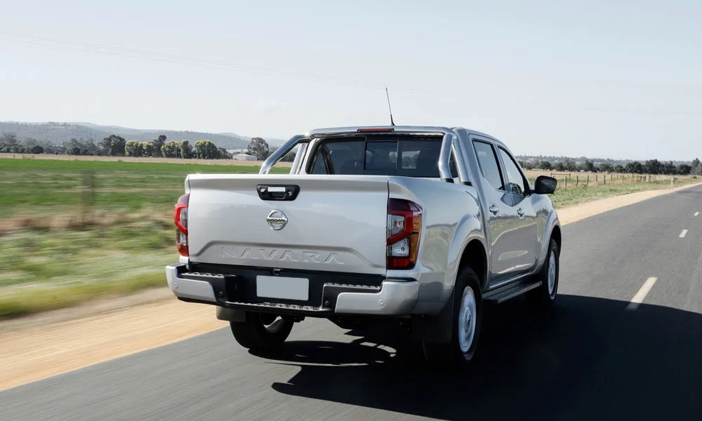 Фото Nissan Navara — вид сзади, фото 4. Графика фонарей, бампер и оформление пятой двери Nissan Navara — вид сзади, фото 4