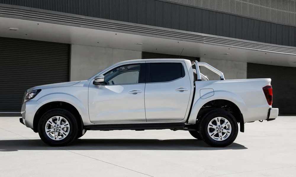 Фото Nissan Navara — вид сбоку, фото 2. Профиль кузова: колёсная база, свесы и линия остекления. Длинная база — простор второго ряда; короткие свесы упрощают парковку Nissan Navara — вид сбоку, фото 2
