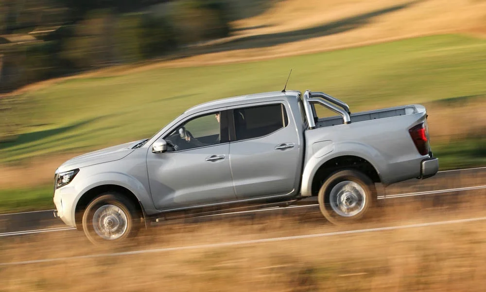 Фото Nissan Navara — вид сбоку, фото 4. Профиль в серебристом цвете: соотношение колёсной базы и свесов. Хромированные или чёрные молдинги окон отличают комплектации Nissan Navara — вид сбоку, фото 4