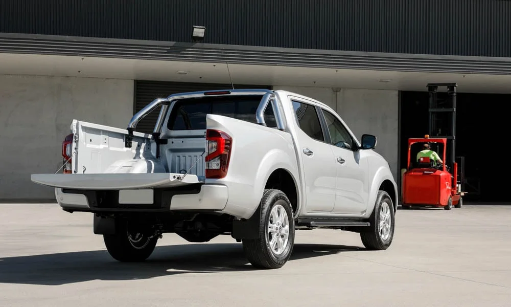 Фото Nissan Navara — багажник, фото 2. Грузовой отсек с открытой дверью: погрузочная высота и ширина проёма. Спинки второго ряда складываются и расширяют отсек под длинные грузы Nissan Navara — багажник, фото 2