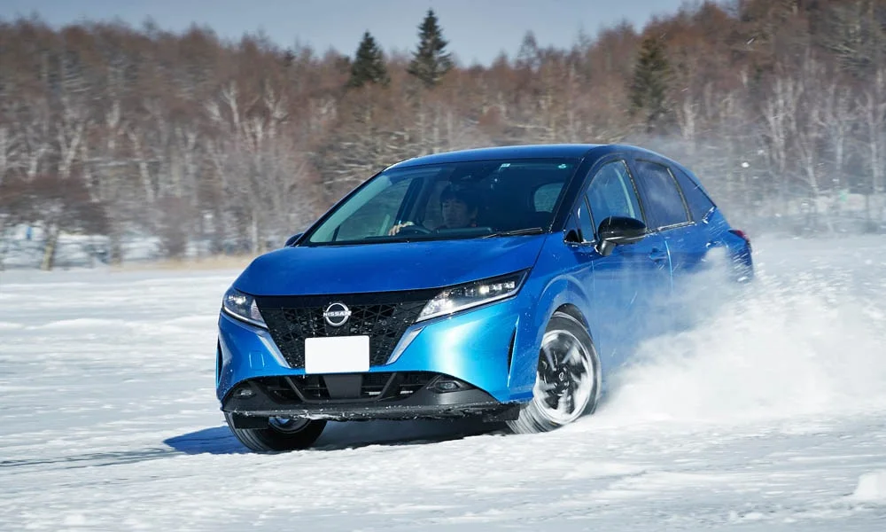 Фото Nissan Note — вид спереди, фото 3. Кузов в синем цвете: рисунок оптики и решётки задаёт узнаваемое «лицо» модели Nissan Note — вид спереди, фото 3