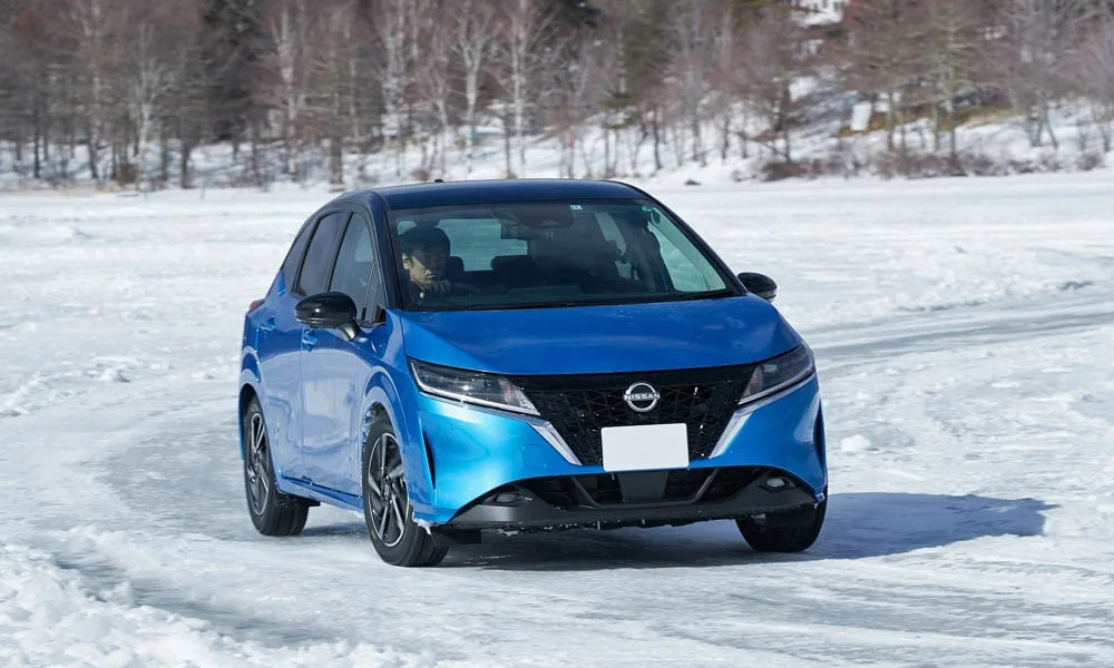 Фото Nissan Note — вид спереди, фото 4. Оптика, решётка и бампер — первое впечатление о модели. Рисунок ходовых огней — подпись модели, по нему её узнают в потоке Nissan Note — вид спереди, фото 4