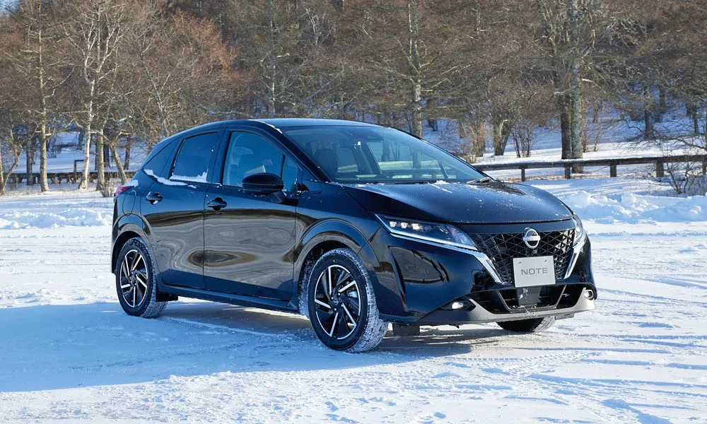 Фото Nissan Note — вид спереди, фото 7. Оптика, решётка и бампер — первое впечатление о модели. Дневные ходовые огни включаются автоматически с запуском Nissan Note — вид спереди, фото 7