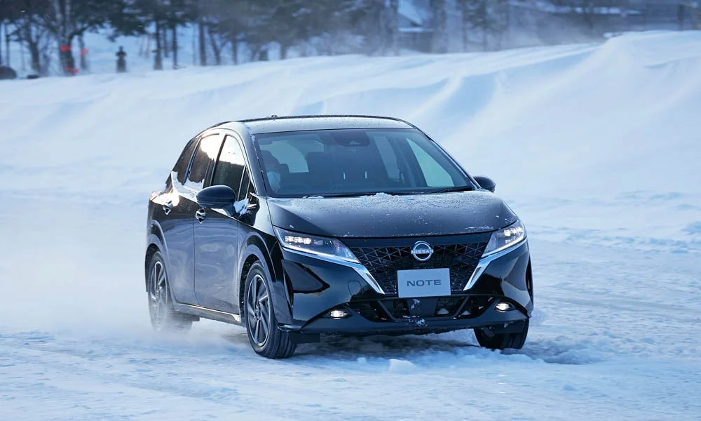 Фото Nissan Note — вид спереди, фото 8. Анфас: пропорции капота, посадка кузова и графика ходовых огней. Дневные ходовые огни включаются автоматически с запуском Nissan Note — вид спереди, фото 8
