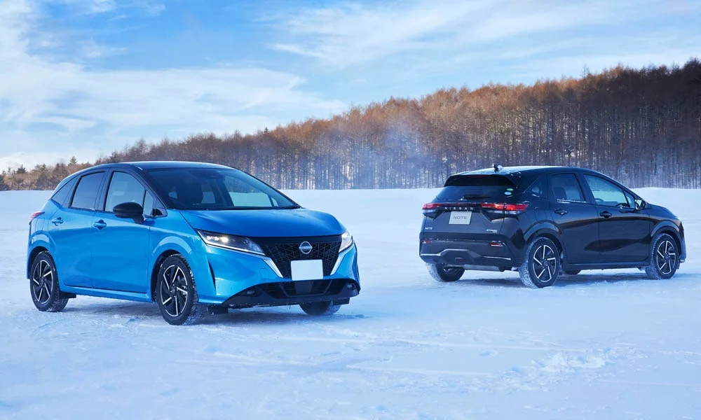 Фото Nissan Note — вид спереди, фото 9. Анфас: пропорции капота, посадка кузова и графика ходовых огней Nissan Note — вид спереди, фото 9
