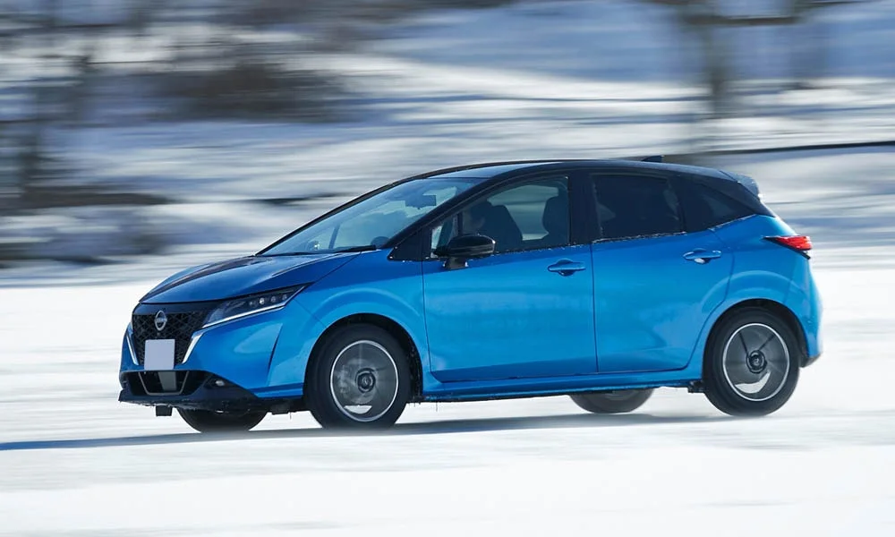 Фото Nissan Note — вид спереди, фото 10. Анфас: пропорции капота, посадка кузова и графика ходовых огней. Дневные ходовые огни включаются автоматически с запуском Nissan Note — вид спереди, фото 10