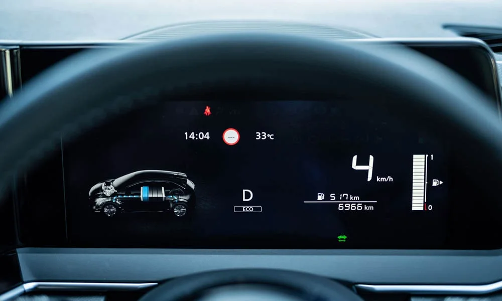Фото Nissan Note — приборная панель. Скорость, запас хода и подсказки ассистентов перед глазами. Запас хода и расход выводятся крупно — главные цифры ежедневных поездок Nissan Note — приборная панель