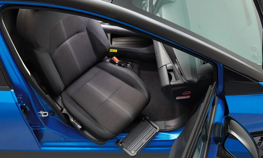 Фото Nissan Note — интерьер, фото 2. Общий план салона: архитектура панели, консоль и кресла Nissan Note — интерьер, фото 2