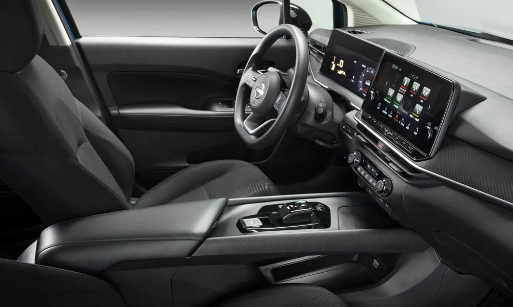 Фото Nissan Note — интерьер, фото 3. Общий план салона: архитектура панели, консоль и кресла. Уровень отделки читается по стыкам панелей и мягким поверхностям в зонах касания Nissan Note — интерьер, фото 3
