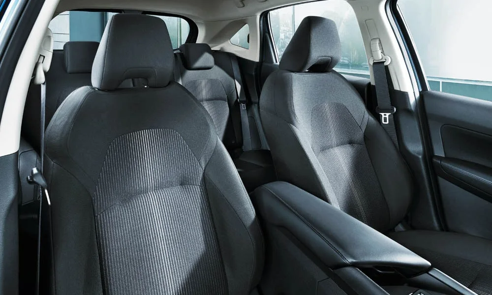 Фото Nissan Note — интерьер, фото 4. Общий план салона: архитектура панели, консоль и кресла. Уровень отделки читается по стыкам панелей и мягким поверхностям в зонах касания Nissan Note — интерьер, фото 4