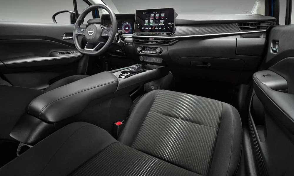 Фото Nissan Note — интерьер, фото 5. Общий план салона: архитектура панели, консоль и кресла. Уровень отделки читается по стыкам панелей и мягким поверхностям в зонах касания Nissan Note — интерьер, фото 5