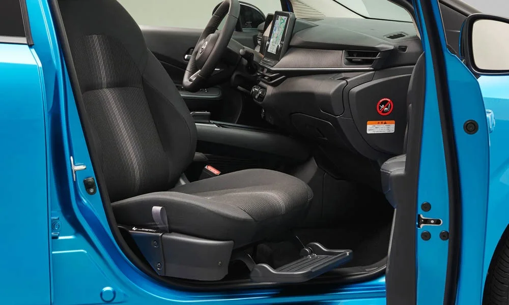 Фото Nissan Note — интерьер, фото 6. Общий план салона: архитектура панели, консоль и кресла Nissan Note — интерьер, фото 6