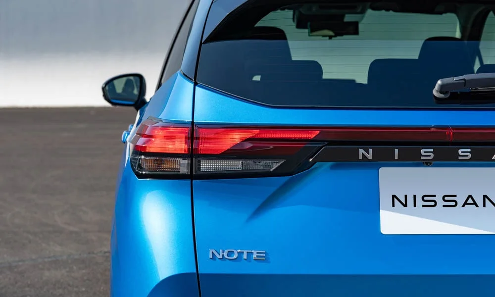 Фото Nissan Note — вид сзади, фото 5. Графика фонарей, бампер и оформление пятой двери. Насадки выхлопа или их имитация внизу бампера различают версии Nissan Note — вид сзади, фото 5