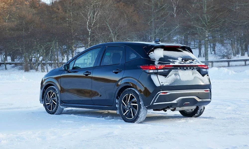 Фото Nissan Note — вид сзади, фото 6. Линия крыши, стойки и задняя дверь в чёрном исполнении. Светодиодная полоса или раздельные секции — задняя оптика стала главным украшением кормы Nissan Note — вид сзади, фото 6