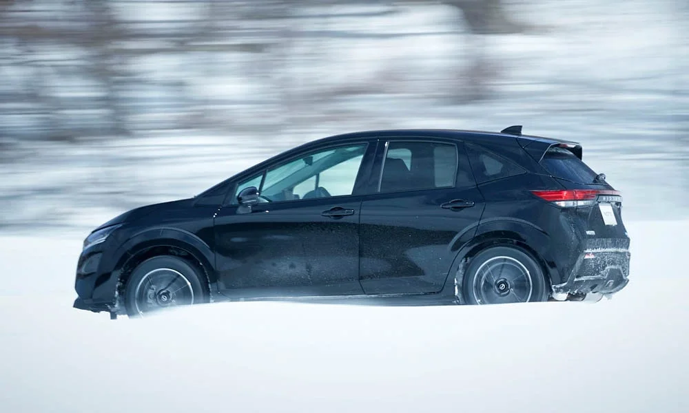 Фото Nissan Note — вид сзади, фото 7. Линия крыши, стойки и задняя дверь в чёрном исполнении. Насадки выхлопа или их имитация внизу бампера различают версии Nissan Note — вид сзади, фото 7