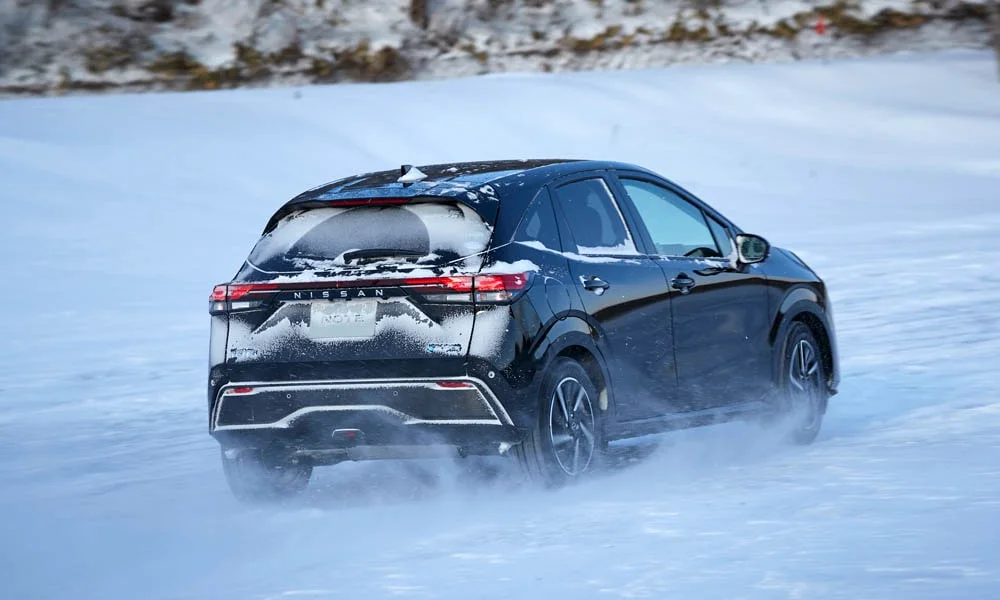 Фото Nissan Note — вид сзади, фото 8. Корма в чёрном цвете: графика фонарей и пластика пятой двери. Светодиодная полоса или раздельные секции — задняя оптика стала главным украшением кормы Nissan Note — вид сзади, фото 8