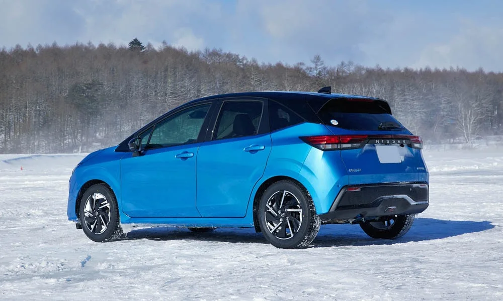 Фото Nissan Note — вид сзади, фото 9. Синий кузов сзади — фонари и бампер определяют ночной образ модели. Светодиодная полоса или раздельные секции — задняя оптика стала главным украшением кормы Nissan Note — вид сзади, фото 9