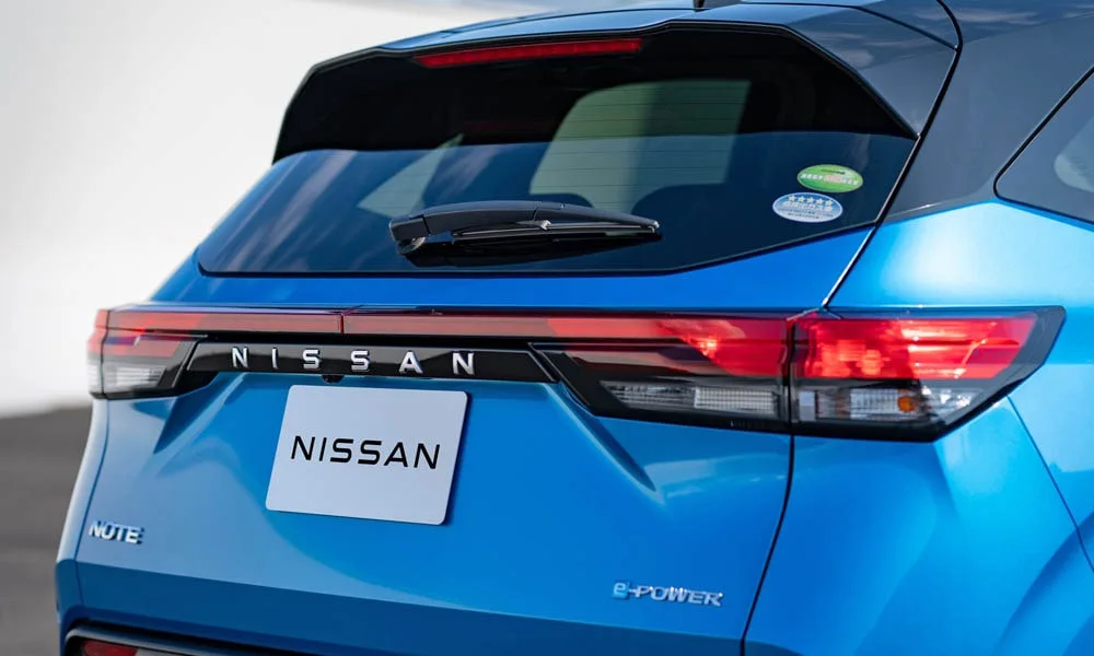 Фото Nissan Note — вид сзади, фото 10. Графика фонарей, бампер и оформление пятой двери. Насадки выхлопа или их имитация внизу бампера различают версии Nissan Note — вид сзади, фото 10