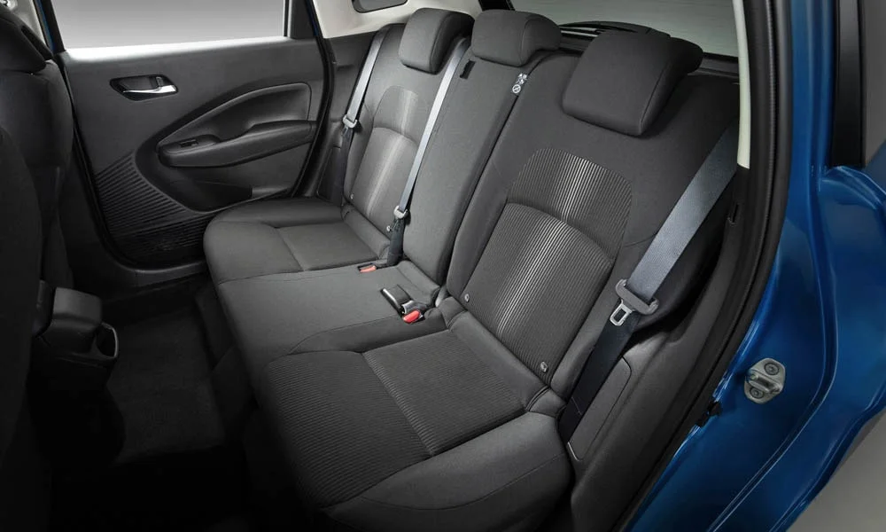 Фото Nissan Note — задние сиденья. Второй ряд: профиль дивана, подголовники и обивка из практичной ткани Nissan Note — задние сиденья