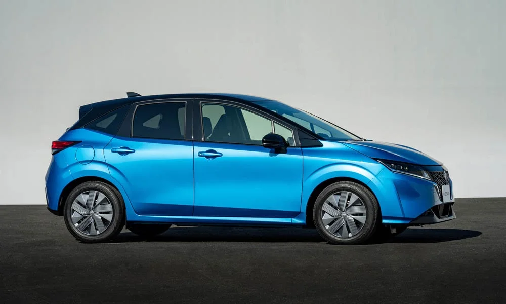 Фото Nissan Note — вид сбоку, фото 2. Синий кузов в профиль — пропорции, высота посадки и дизайн дисков Nissan Note — вид сбоку, фото 2