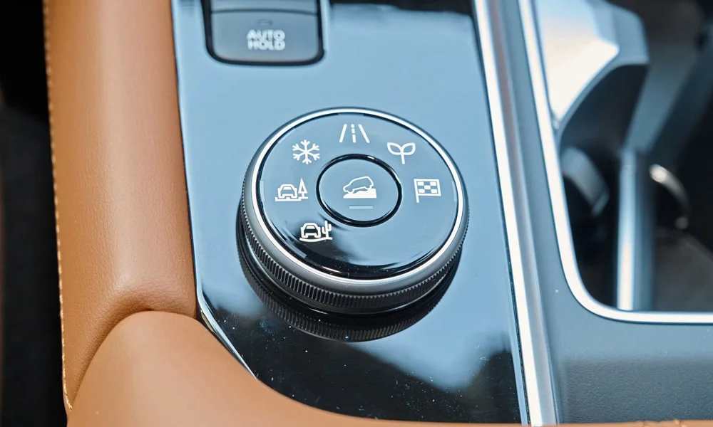 Фото Nissan Pathfinder (2022) — кнопки управления. Блок клавиш управления крупным планом. Подсветка символов ночью — деталь, которую замечаешь каждый вечер Nissan Pathfinder (2022) — кнопки управления