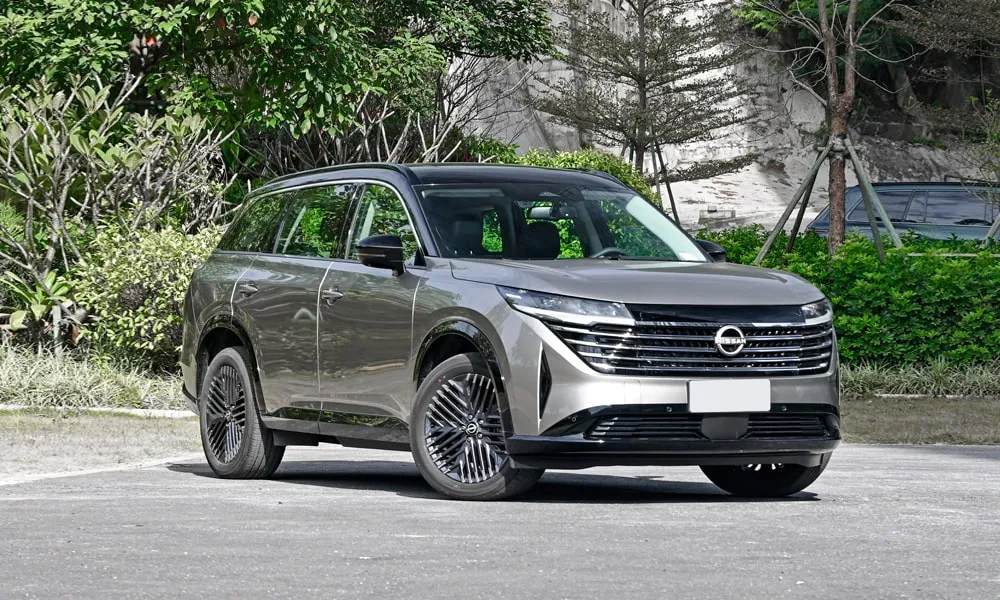 Фото Nissan Pathfinder (2022) — вид спереди, фото 3. Анфас: пропорции капота, посадка кузова и графика ходовых огней. Дневные ходовые огни включаются автоматически с запуском Nissan Pathfinder (2022) — вид спереди, фото 3