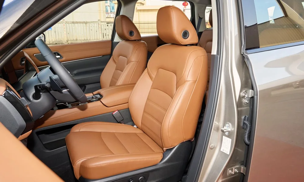 Фото Nissan Pathfinder (2022) — передние сиденья. Передние кресла в гладкой коже Nissan Pathfinder (2022) — передние сиденья