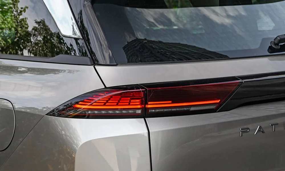 Фото Nissan Pathfinder (2022) — вид сзади, фото 4. Линия крыши, стойки и задняя дверь в сером исполнении Nissan Pathfinder (2022) — вид сзади, фото 4