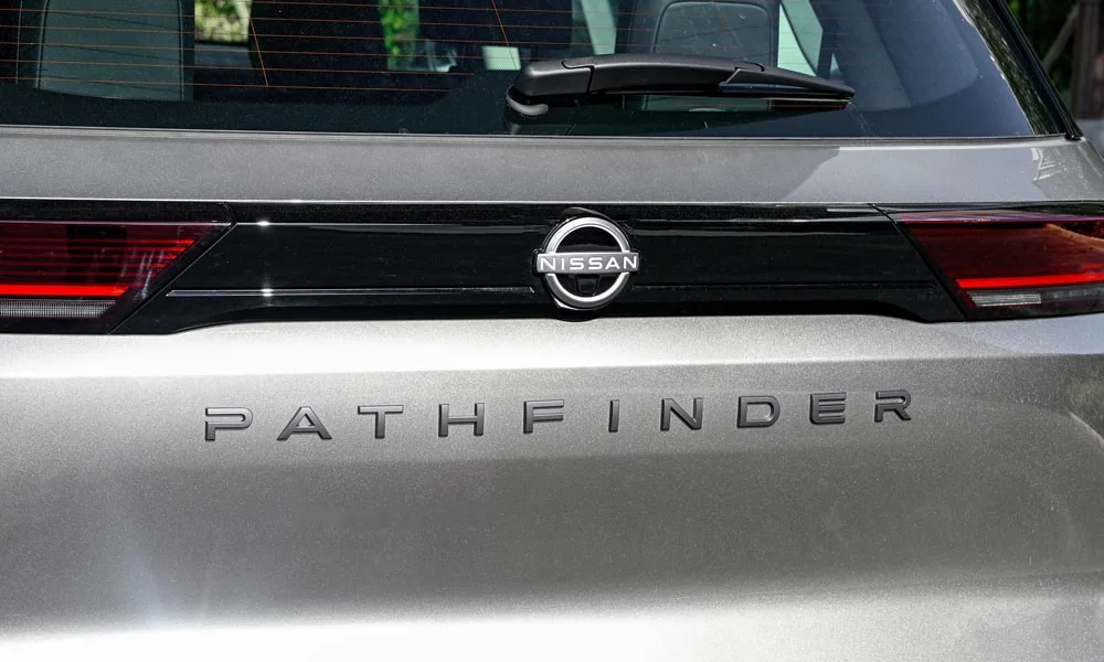 Фото Nissan Pathfinder (2022) — вид сзади, фото 5. Графика фонарей, бампер и оформление пятой двери. Насадки выхлопа или их имитация внизу бампера различают версии Nissan Pathfinder (2022) — вид сзади, фото 5