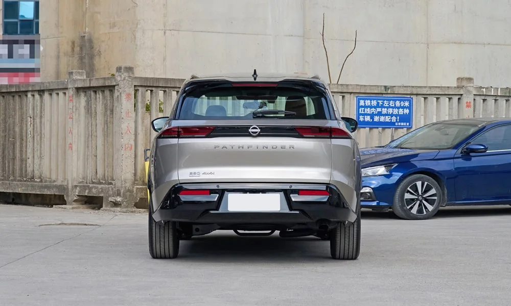 Фото Nissan Pathfinder (2022) — вид сзади, фото 6. Корма в сером цвете: графика фонарей и пластика пятой двери Nissan Pathfinder (2022) — вид сзади, фото 6