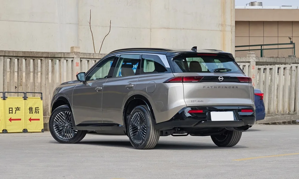 Фото Nissan Pathfinder (2022) — вид сзади, фото 7. Графика фонарей, бампер и оформление пятой двери Nissan Pathfinder (2022) — вид сзади, фото 7