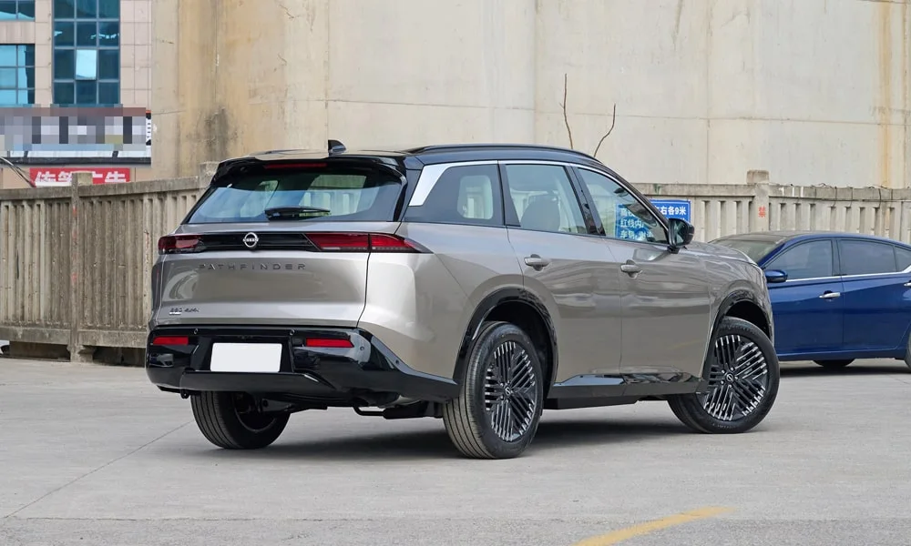 Фото Nissan Pathfinder (2022) — вид сзади, фото 8. Графика фонарей, бампер и оформление пятой двери. Насадки выхлопа или их имитация внизу бампера различают версии Nissan Pathfinder (2022) — вид сзади, фото 8