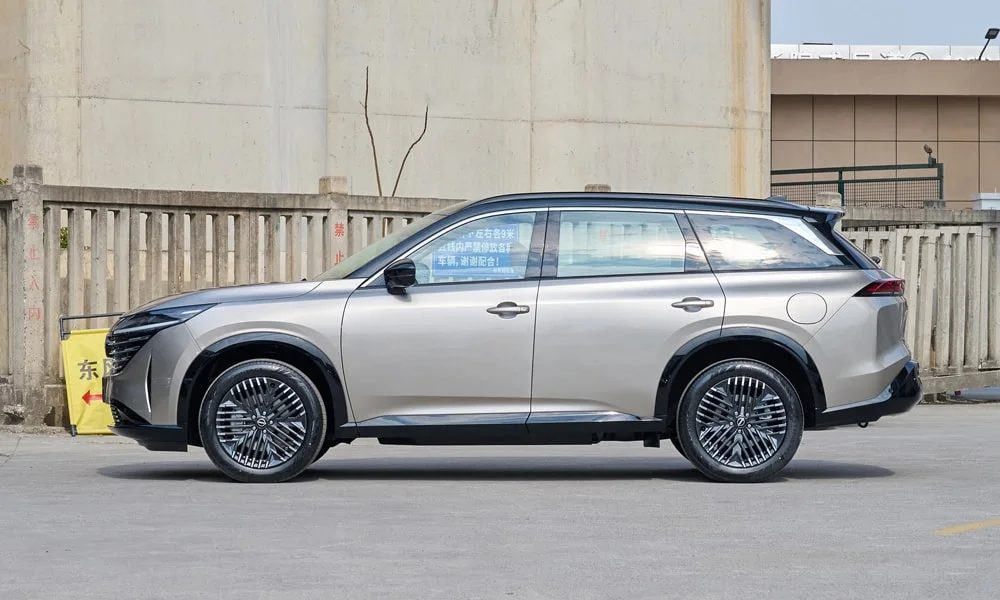 Фото Nissan Pathfinder (2022) — вид сбоку, фото 2. Профиль кузова: колёсная база, свесы и линия остекления. Хромированные или чёрные молдинги окон отличают комплектации Nissan Pathfinder (2022) — вид сбоку, фото 2