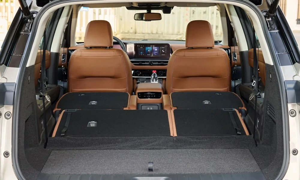 Фото Nissan Pathfinder (2022) — багажник, фото 2. Грузовой отсек с открытой дверью: погрузочная высота и ширина проёма. Спинки второго ряда складываются и расширяют отсек под длинные грузы Nissan Pathfinder (2022) — багажник, фото 2