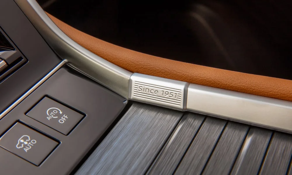 Фото Nissan Patrol (2024) — дверная карта, фото 2. Внутренняя панель двери: сочетание материалов и компоновка управления в коричневой гамме Nissan Patrol (2024) — дверная карта, фото 2
