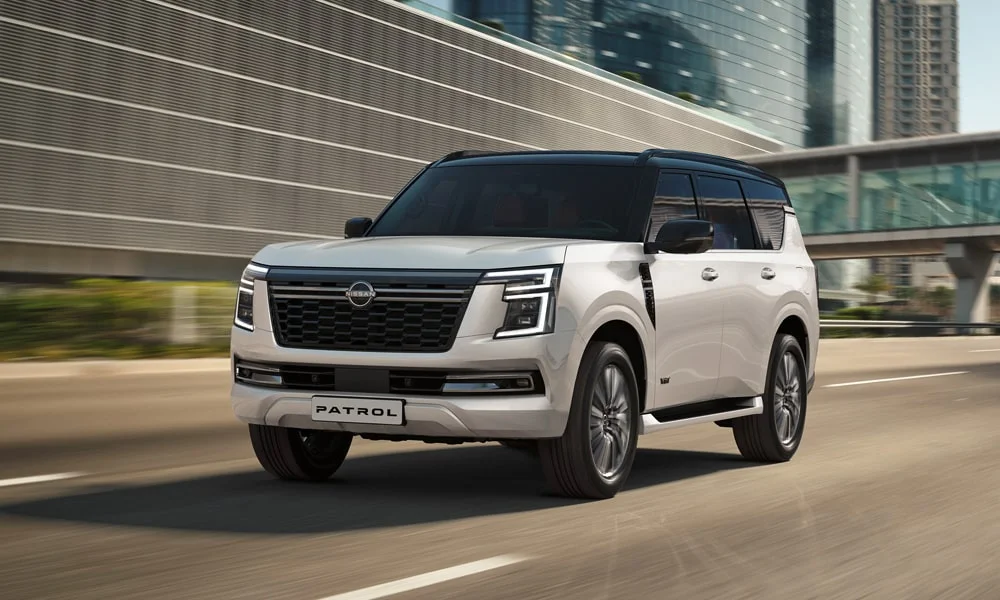 Фото Nissan Patrol (2024) — вид спереди, фото 4. Анфас: пропорции капота, посадка кузова и графика ходовых огней. Рисунок ходовых огней — подпись модели, по нему её узнают в потоке Nissan Patrol (2024) — вид спереди, фото 4