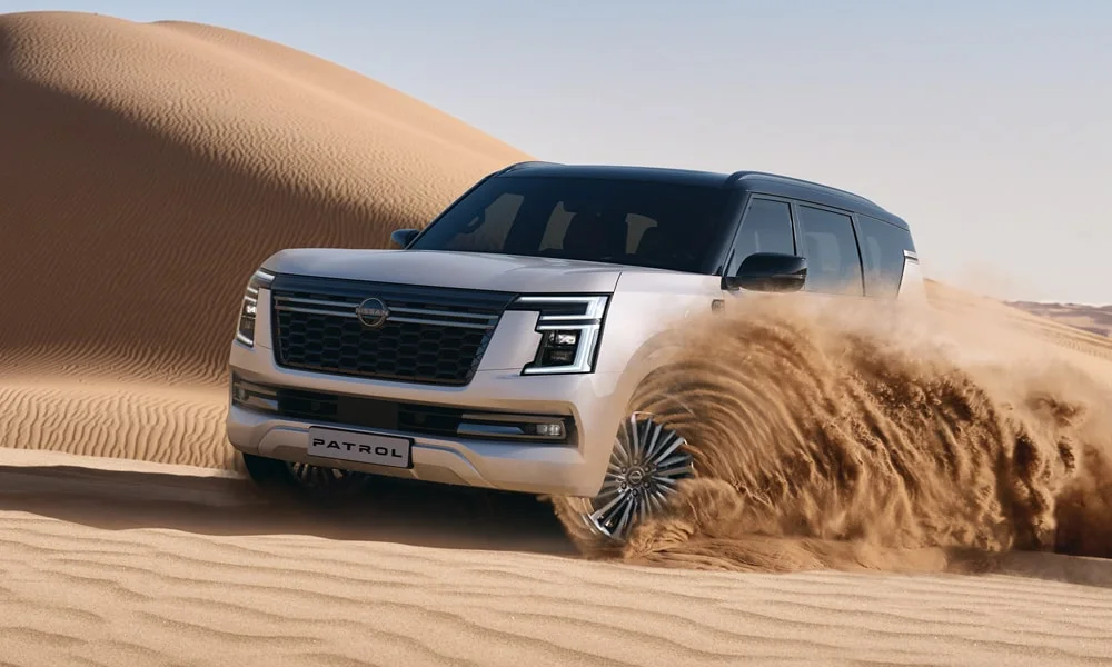 Фото Nissan Patrol (2024) — вид спереди, фото 5. Анфас: пропорции капота, посадка кузова и графика ходовых огней. Рисунок ходовых огней — подпись модели, по нему её узнают в потоке Nissan Patrol (2024) — вид спереди, фото 5