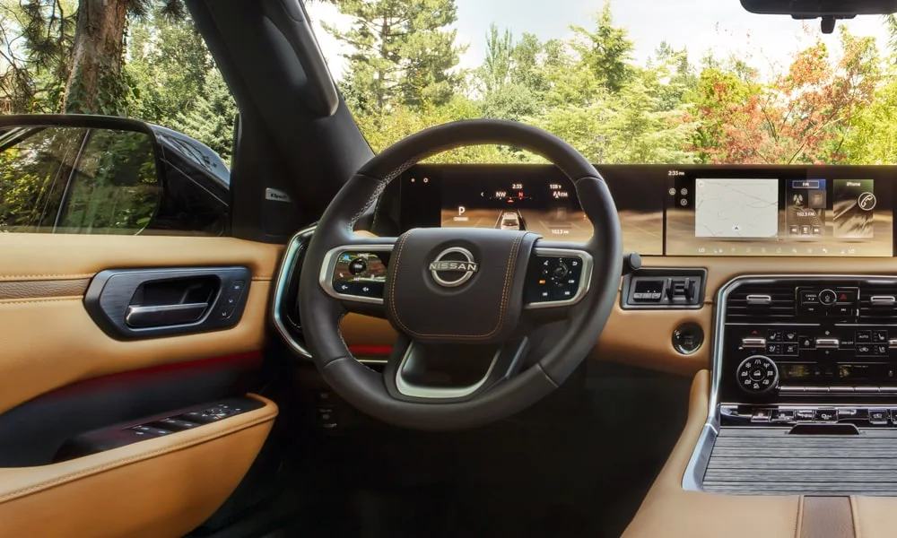 Фото Nissan Patrol (2024) — интерьер. Общий план салона: архитектура панели, консоль и кресла. Уровень отделки читается по стыкам панелей и мягким поверхностям в зонах касания Nissan Patrol (2024) — интерьер