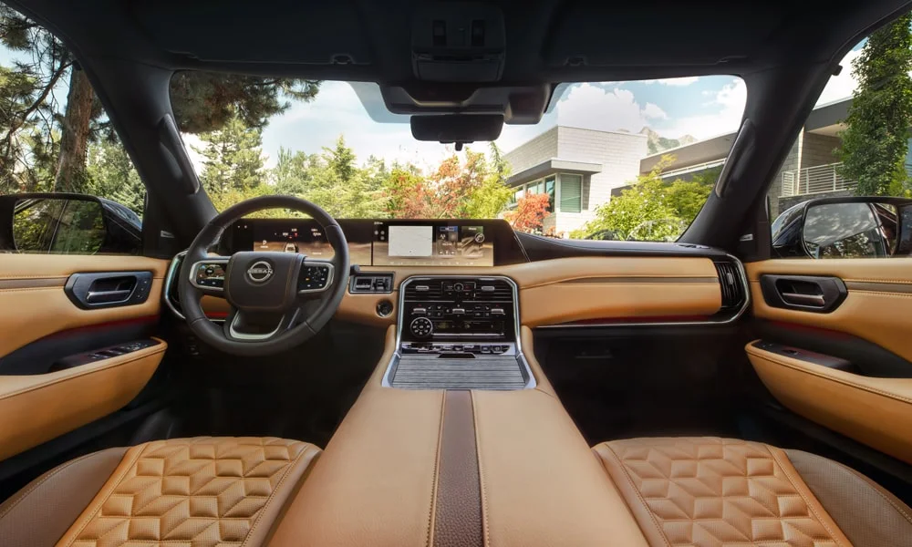 Фото Nissan Patrol (2024) — интерьер, фото 2. Интерьер с светлой бежевой отделкой — видно сочетание материалов панели и кресел. Светлая гамма зрительно расширяет салон, тёмная — практичнее в уходе Nissan Patrol (2024) — интерьер, фото 2