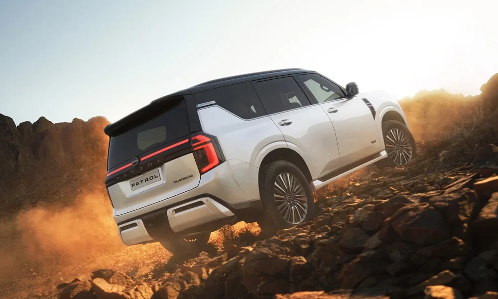 Фото Nissan Patrol (2024) — вид сзади, фото 3. Линия крыши, стойки и задняя дверь в белом исполнении. Насадки выхлопа или их имитация внизу бампера различают версии Nissan Patrol (2024) — вид сзади, фото 3