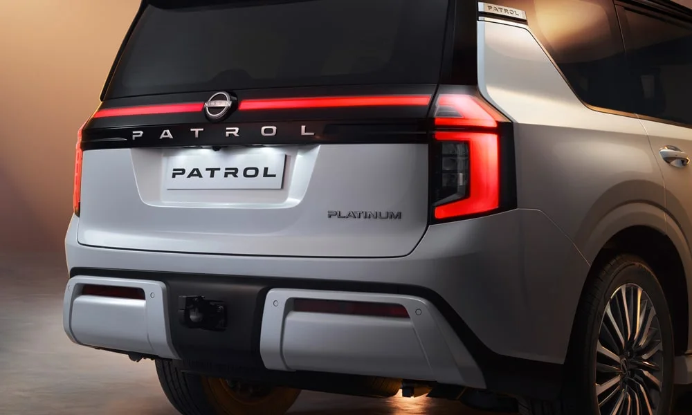 Фото Nissan Patrol (2024) — вид сзади, фото 5. Графика фонарей, бампер и оформление пятой двери. Светодиодная полоса или раздельные секции — задняя оптика стала главным украшением кормы Nissan Patrol (2024) — вид сзади, фото 5