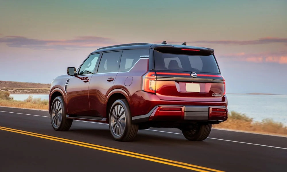 Фото Nissan Patrol (2024) — вид сзади, фото 8. Линия крыши, стойки и задняя дверь в красном исполнении. Светодиодная полоса или раздельные секции — задняя оптика стала главным украшением кормы Nissan Patrol (2024) — вид сзади, фото 8