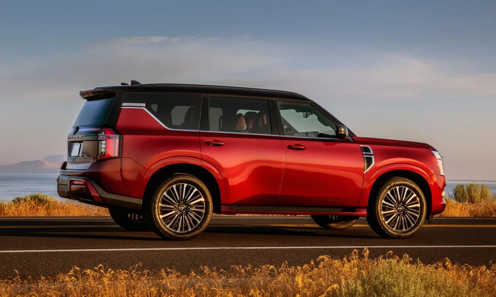 Фото Nissan Patrol (2024) — вид сзади, фото 9. Линия крыши, стойки и задняя дверь в красном исполнении Nissan Patrol (2024) — вид сзади, фото 9