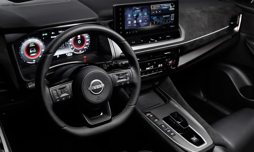 Фото Nissan Qashqai (2024) — передняя панель. Панель в тёмной отделке — видна компоновка экранов и органов управления Nissan Qashqai (2024) — передняя панель