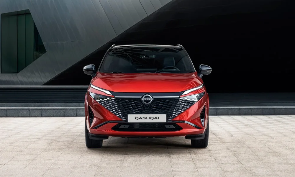 Фото Nissan Qashqai (2024) — вид спереди, фото 3. Красный кузов, строгая симметрия оптики — базовый ракурс знакомства с дизайном Nissan Qashqai (2024) — вид спереди, фото 3