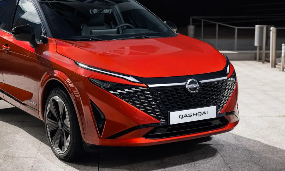 Фото Nissan Qashqai (2024) — вид спереди, фото 4. Передок в красном исполнении — крупная светотехника и выразительный бампер. Дневные ходовые огни включаются автоматически с запуском Nissan Qashqai (2024) — вид спереди, фото 4