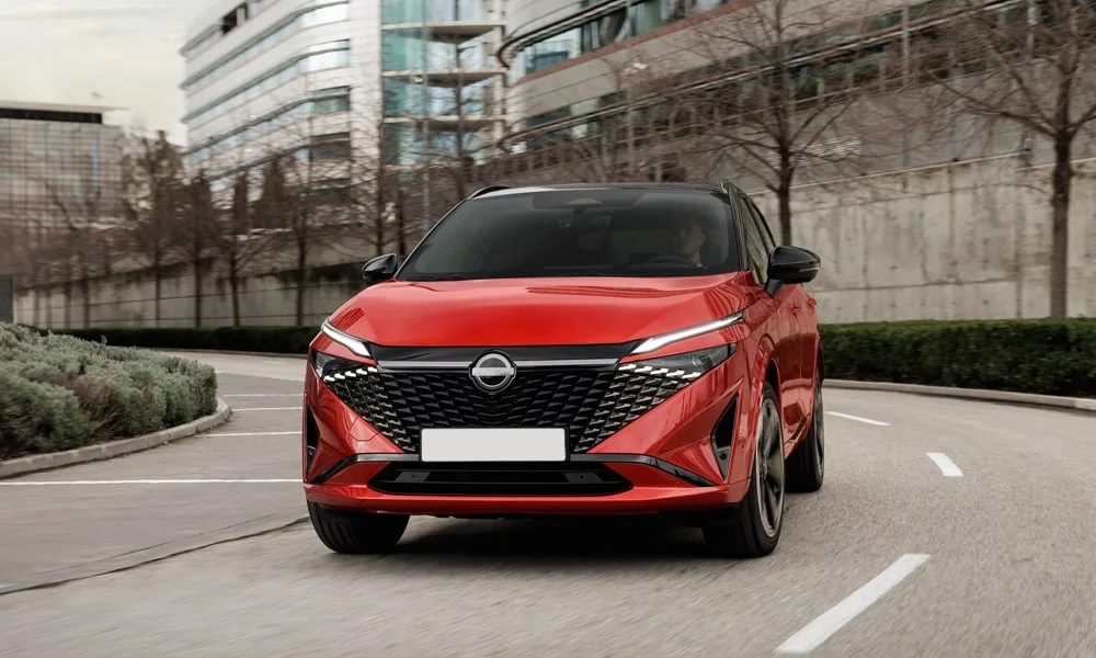 Фото Nissan Qashqai (2024) — вид спереди, фото 7. Красный кузов, строгая симметрия оптики — базовый ракурс знакомства с дизайном Nissan Qashqai (2024) — вид спереди, фото 7